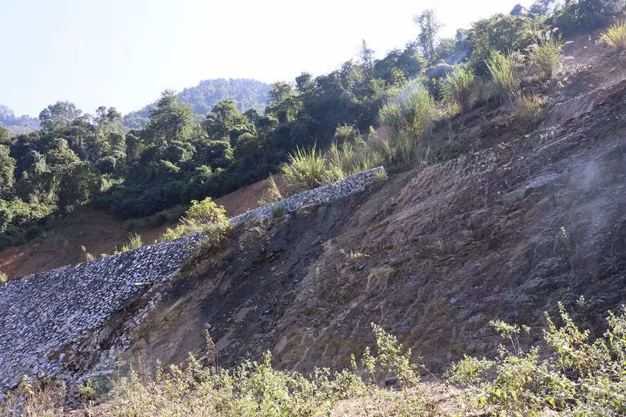 Mái ta luy bằng đá hộc phía lưng ngọn đồi đang xây dựng dở dang