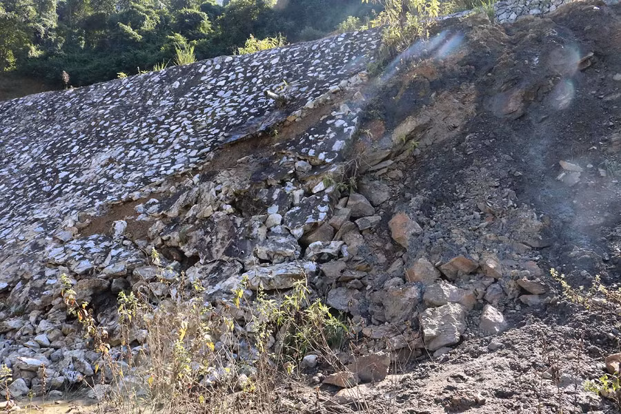 Một phần bờ kè bị sụt lún nghiêm trọng