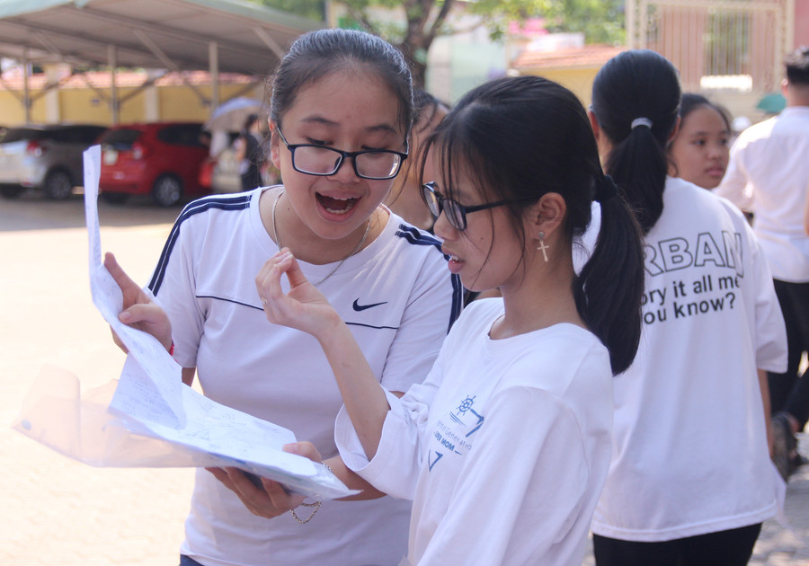 Thí sinh bàn luận sau buổi thi cuối cùng môn Toán tại Nghệ An