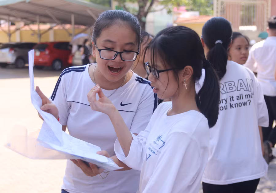 Thí sinh bàn luận sau buổi thi cuối cùng môn Toán tại Nghệ An