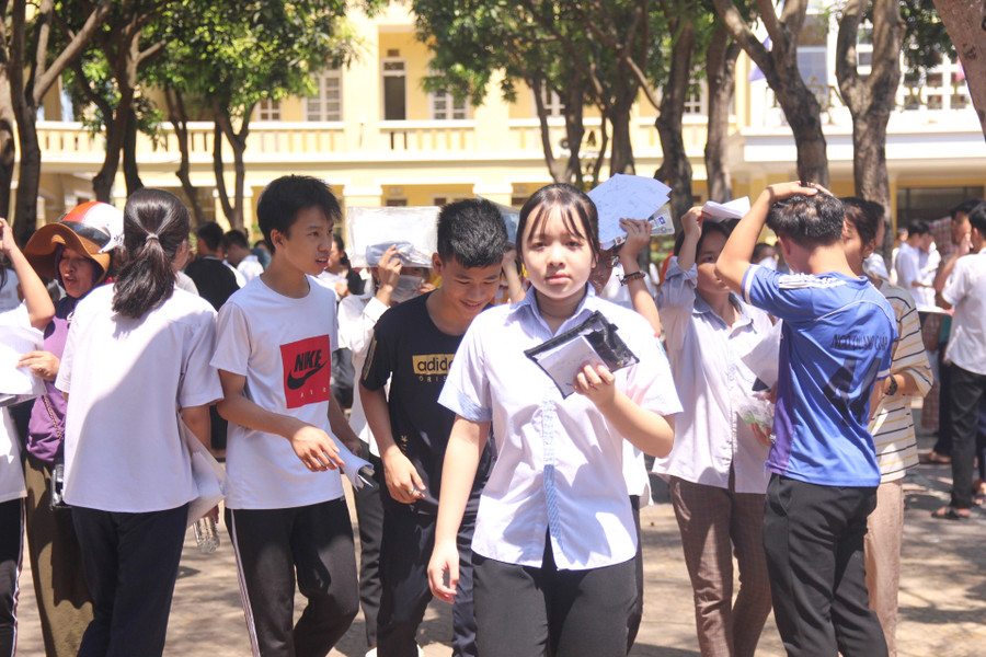 Thí sinh hoàn thành bài thi môn Toán, kết thúc kỳ thi tuyển sinh vào lớp 10 Thí sinh hoàn thành bài thi môn Toán, kết thúc kỳ thi tuyển sinh vào lớp 10