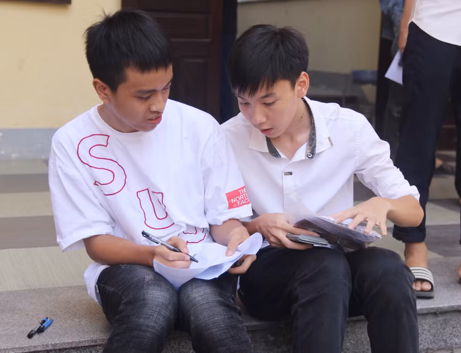 Thí sinh ngồi luôn tại cửa phòng thi giải đề với nhau Thí sinh ngồi luôn tại cửa phòng thi giải đề với nhau