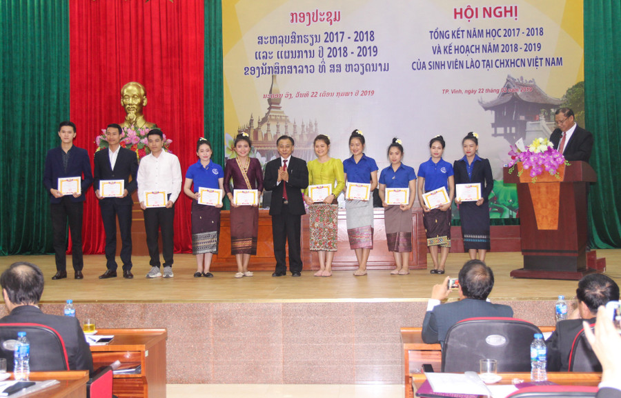 Khen thưởng lưu học sinh có thành tích xuất sắc trong năm học 2017 - 2018