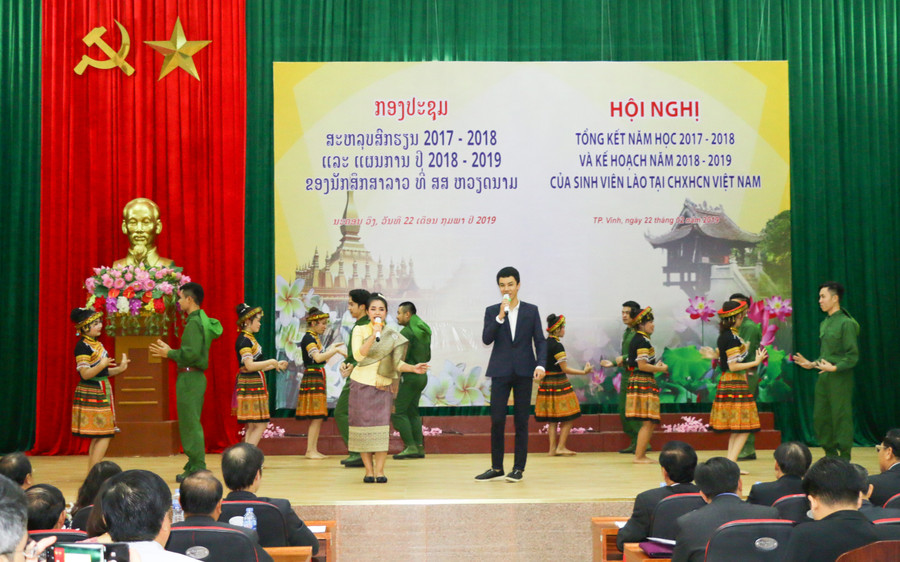 Chương trình văn nghệ của sinh viên Lào trường ĐH Sư phạm kỹ thuật Vinh