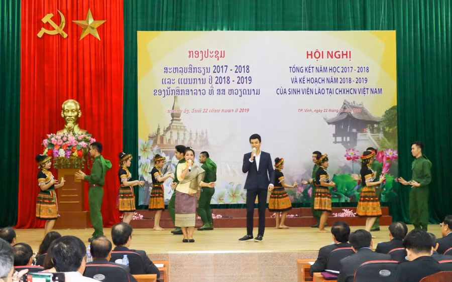 Chương trình văn nghệ của sinh viên Lào trường ĐH Sư phạm kỹ thuật Vinh
