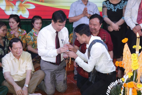 Lễ buộc chỉ cổ tay mừng tết cổ truyền Bunpimay của sinh viên Lào tại Nghệ An