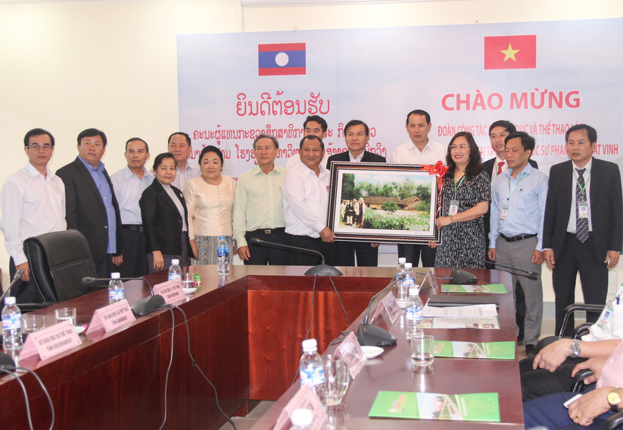Trường ĐH SPKT Vinh tặng quà cho đoàn công tác Bộ Giáo dục và Thể thao Lào Trường ĐH SPKT Vinh tặng quà cho đoàn công tác Bộ Giáo dục và Thể thao Lào