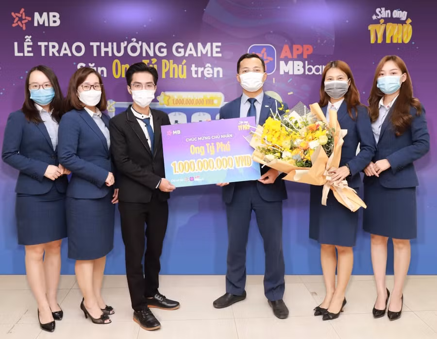 Khách hàng may mắn trúng 1 tỷ đồng khi tham gia game “Săn ong Tỷ phú” trên App MBBank
