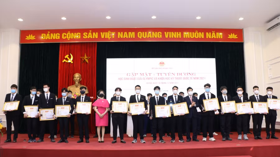 Đại diện các nhà tài trợ tặng quà cho các em học sinh đoạt giải