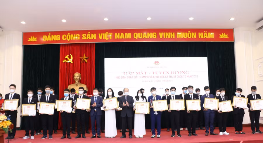 Ông Phạm Huy Hoàn, Uỷ viên Ban thường vụ TW Hội, Phó Chủ tịch Hội đồng Quản lý Quỹ, Giám đốc Quỹ Khuyến học Việt Nam và ông Phùng Công Sưởng, Phó Tổng biên tập Báo Tiền phong, Phó Giám đốc Quỹ Hỗ trợ Tài năng trẻ Việt Nam trao quà của Quỹ Khuyến học Việt Nam và Quỹ Tài năng trẻ Việt Nam cho các em học sinh.