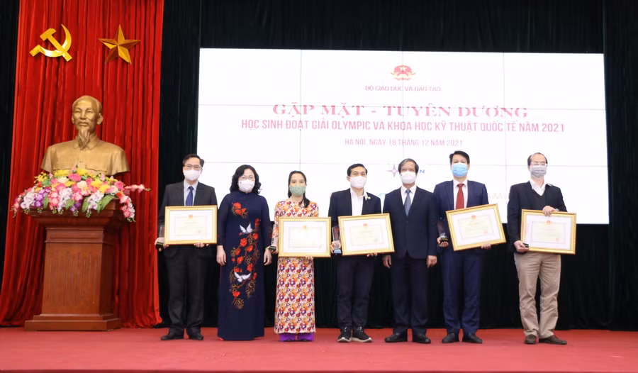 Bộ trưởng Nguyễn Kim Sơn và Thứ trưởng Ngô Thị Minh trao Bằng khen cho 5 tập thể.