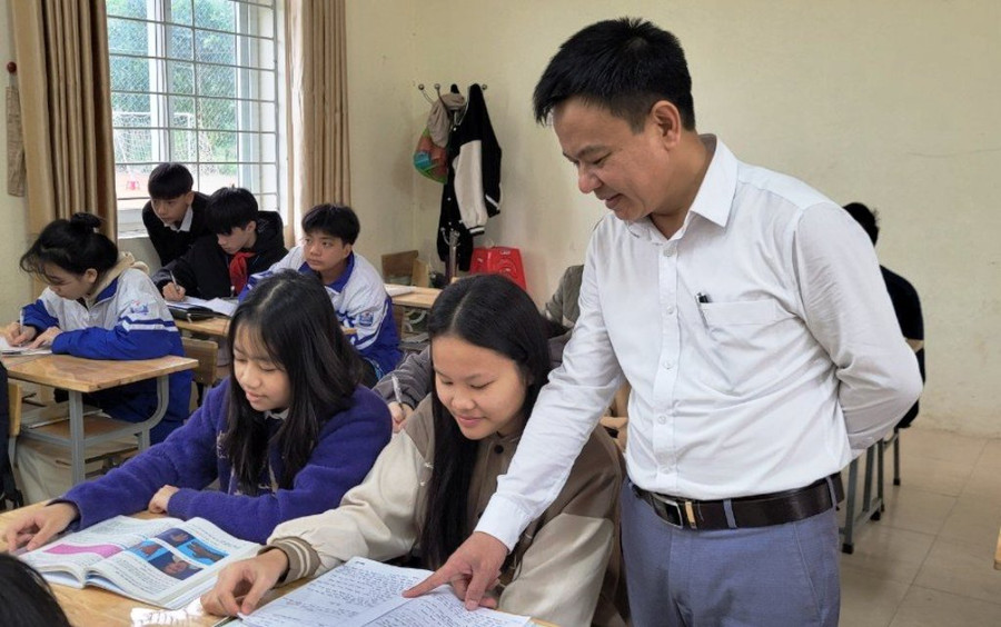 Thầy Phạm Sỹ Thịnh đang hướng dẫn học sinh làm bài. Ảnh: Nhà trường cung cấp.