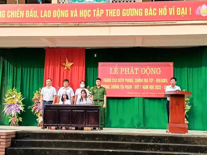 Trường TH&amp;THCS thị trấn Sơn Lư (Quan Sơn, Thanh Hóa) tổ chức cho học sinh ký cam kết trong lễ phát động phòng chống ma túy, mại dâm... Ảnh: Văn Dương.