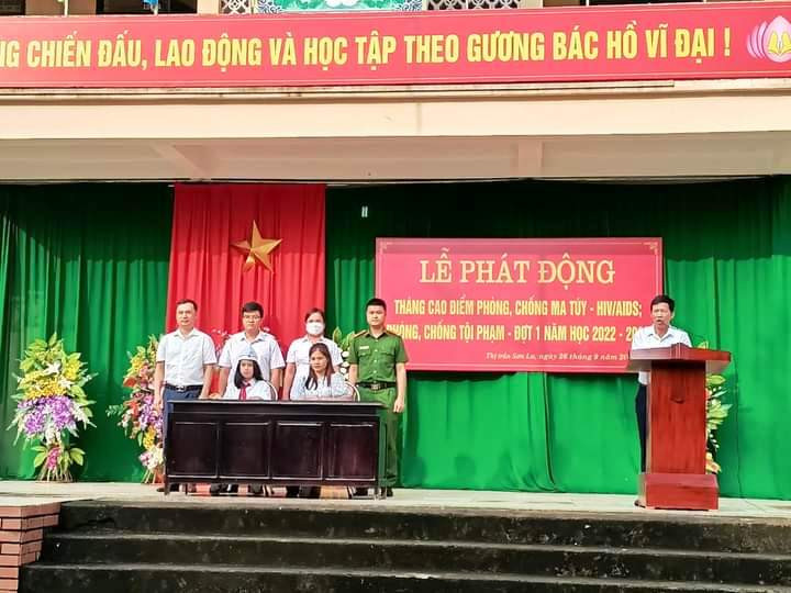 Trường TH&amp;THCS thị trấn Sơn Lư (Quan Sơn, Thanh Hóa) tổ chức cho học sinh ký cam kết trong lễ phát động phòng chống ma túy, mại dâm... Ảnh: Văn Dương.