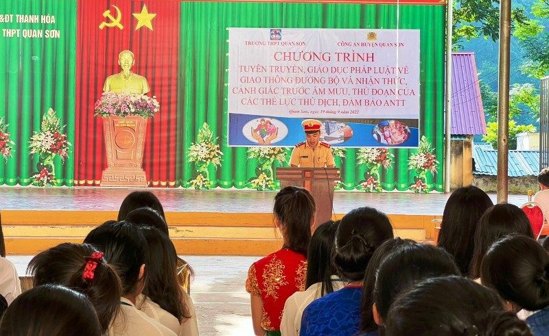 Lực lượng Cảnh sát giao thông Công an huyện Quan Sơn phối hợp với nhà trường tuyên truyền Luật Giao thông và đảm bảo an toàn giao thông cho học sinh Trường THPT Quan Sơn (Thanh Hóa). Ảnh: Văn Phúc.