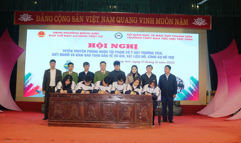 Trường THPT Dân tộc Nội trú Thanh Hóa phối hợp với công an tổ chức cho học sinh ký cam kết tại hội nghị phòng ngừa tội phạm, cố ý gây thương tích... Ảnh: Nhà trường cung cấp.