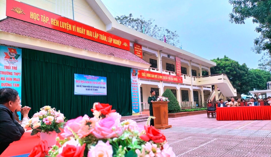 Cán bộ Ban Chỉ huy Quân sự huyện Bá Thước tuyên truyền, phổ biến pháp luật cho học sinh Trường THPT Hà Văn Mao. Ảnh: Nhà trường cung cấp.