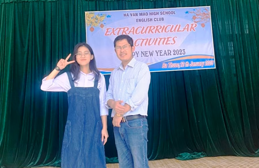 Thầy Dương Ngọc Lịch và học sinh Lê Thảo Nguyên - HSG cấp tỉnh môn tiếng Anh - 6.5 IELTS. Ảnh: Nhân vật cung cấp.