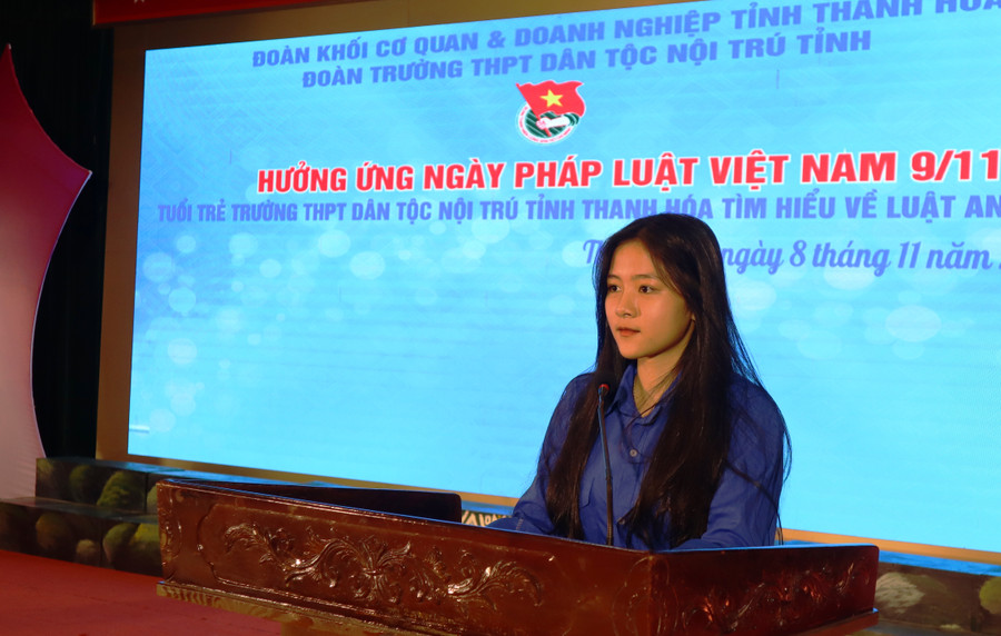 Học sinh Trường THPT Dân tộc Nội trú Thanh Hóa phát biểu cảm tưởng hưởng ứng ngày Pháp luật Việt Nam. Ảnh: Nhà trường cung cấp.