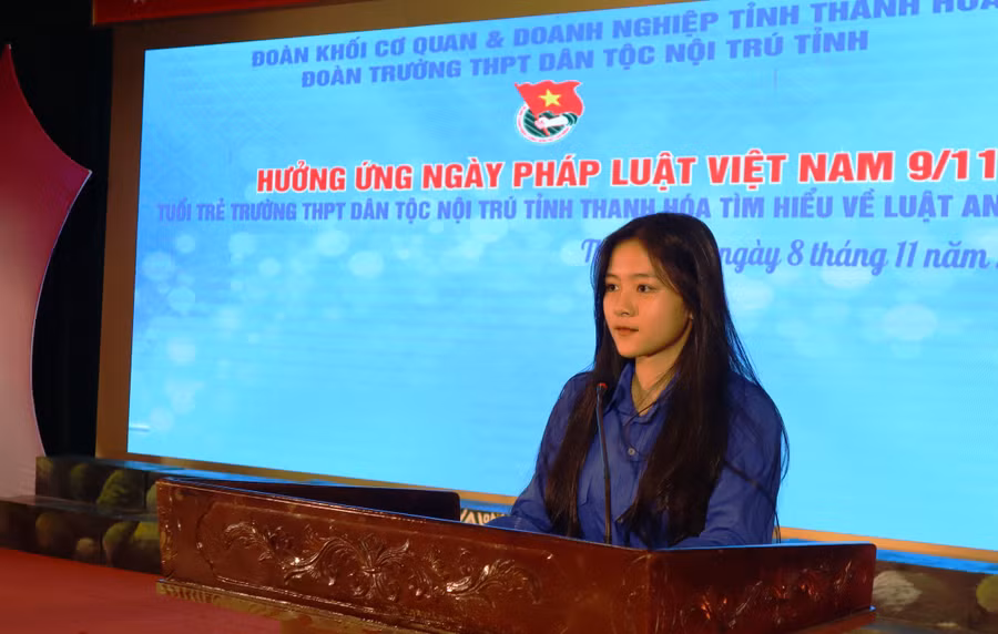 Học sinh Trường THPT Dân tộc Nội trú Thanh Hóa phát biểu cảm tưởng hưởng ứng ngày Pháp luật Việt Nam. Ảnh: Nhà trường cung cấp.