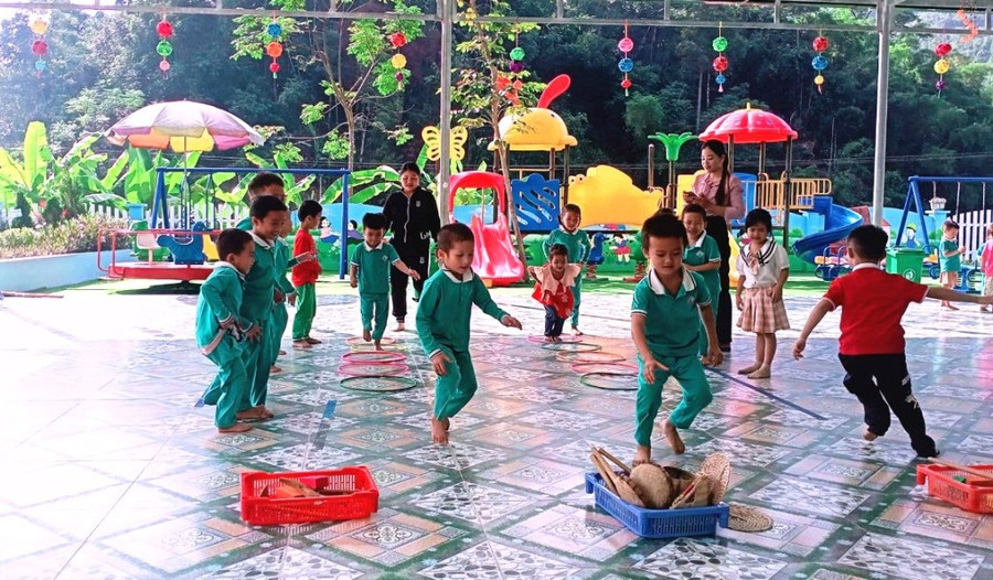 Giờ chơi của trẻ ở Trường Mầm non Tam Thanh (Quan Sơn, Thanh Hóa). Ảnh: Nhà trường cung cấp.