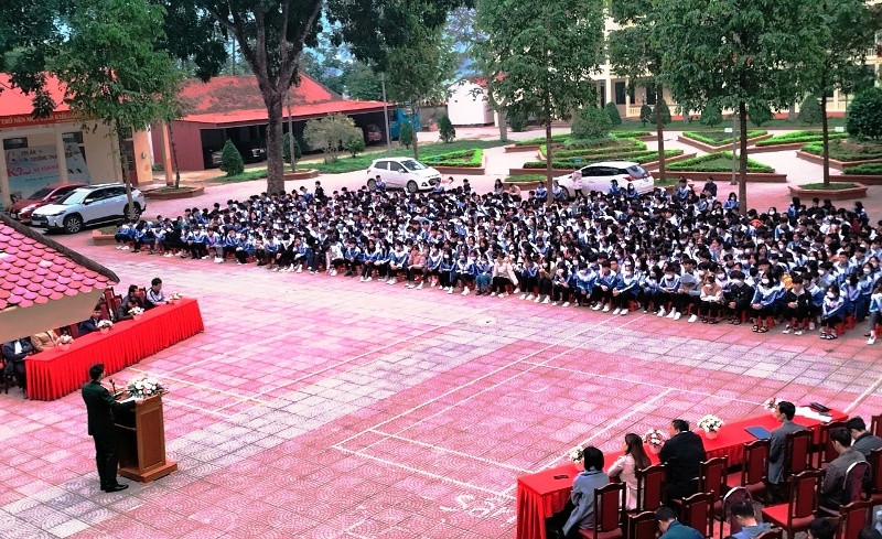 Cán bộ Ban Chỉ huy Quân sự huyện Bá Thước tuyên truyền, phổ biến giáo dục pháp luật cho học sinh Trường THPT Hà Văn Mao (Bá Thước, Thanh Hóa). Ảnh: Nhà trường cung cấp.