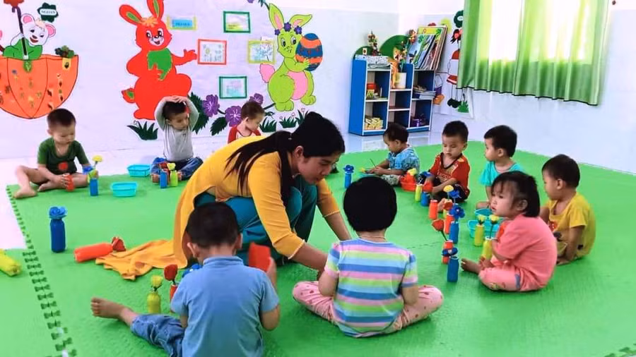 Cô và trò Trường Mầm non Tam Thanh (Quan Sơn, Thanh Hóa) - tại điểm lẻ Cha Lung. Ảnh: Nhà trường cung cấp. Cô và trò Trường Mầm non Tam Thanh (Quan Sơn, Thanh Hóa) - tại điểm lẻ Cha Lung. Ảnh: Nhà trường cung cấp.