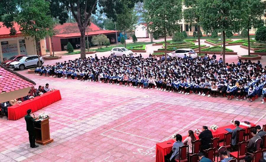 Hàng trăm học sinh Trường THPT Hà Văn Mao (Bá Thước, Thanh Hóa) tham gia buổi sinh hoạt ngoại khóa về giáo dục đạo đức lối sống. Ảnh: Nhà trường cung cấp.