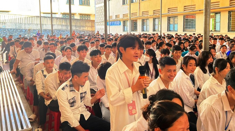 Học sinh Trường THPT Quan Sơn tham gia giao lưu các câu hỏi liên quan đến giáo dục pháp luật tại buổi ngoại khóa. Ảnh: Văn Phúc.