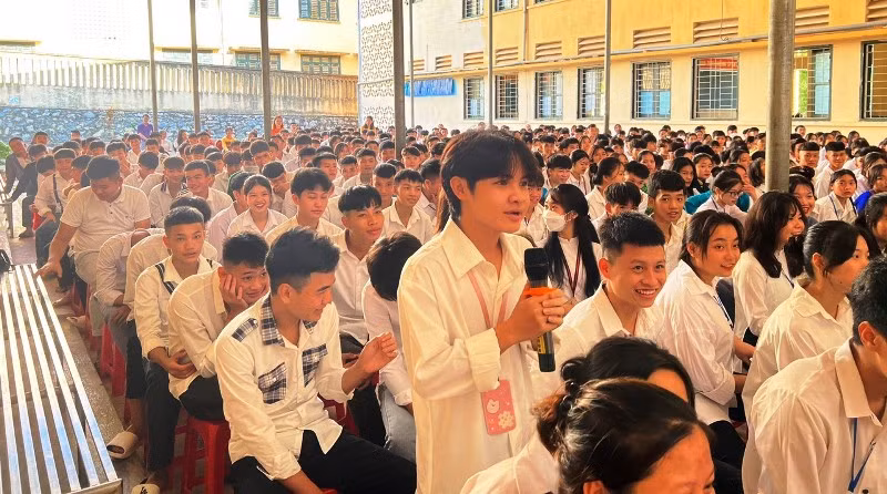 Học sinh Trường THPT Quan Sơn tham gia giao lưu các câu hỏi liên quan đến giáo dục pháp luật tại buổi ngoại khóa. Ảnh: Văn Phúc.