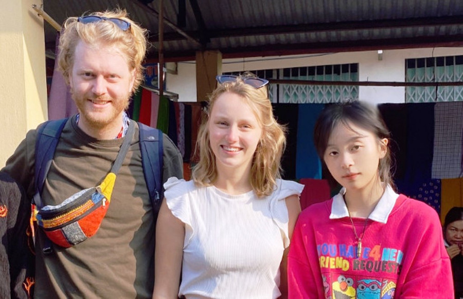 Em Lê Phương Linh, lớp 10, Trường THPT Hà Văn Mao, là học trò của thầy Lịch tham gia phiên dịch cho du khách nước ngoài. Ảnh: Nhân vật cung cấp.