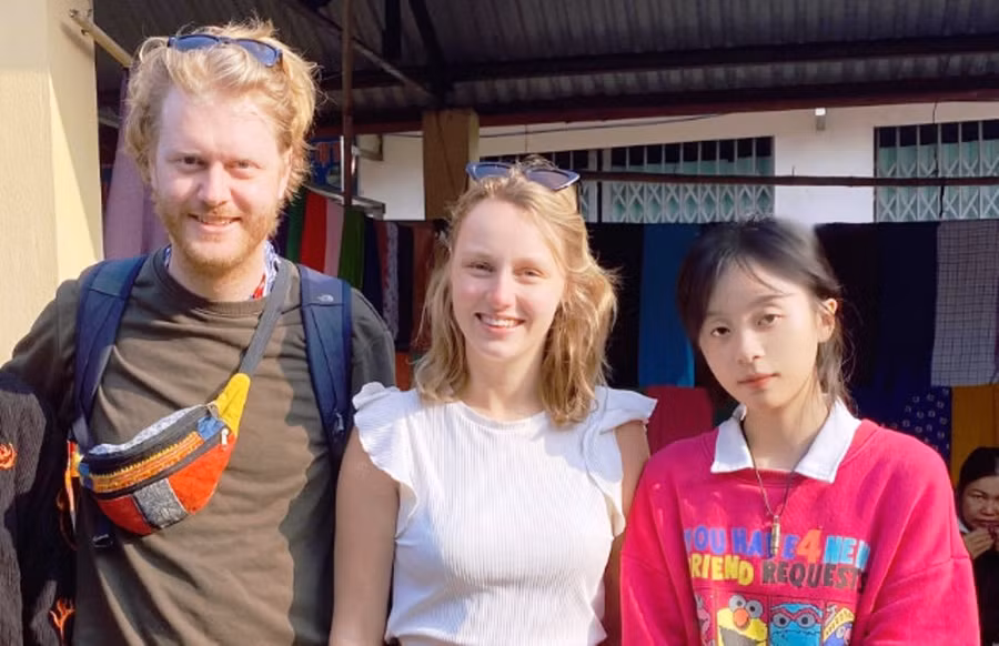 Em Lê Phương Linh, lớp 10, Trường THPT Hà Văn Mao, là học trò của thầy Lịch tham gia phiên dịch cho du khách nước ngoài. Ảnh: Nhân vật cung cấp.