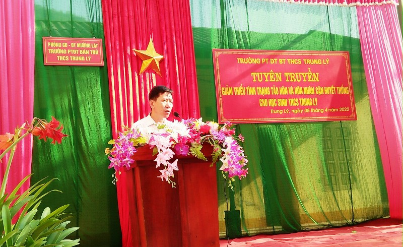 Lãnh đạo Phòng Dân tộc huyện Mường Lát tuyên truyền về giảm thiểu tình trạng tảo hôn và hôn nhân cận huyết thống cho học sinh Trường PTDTBT-THCS Trung Lý (Mường Lát, Thanh Hóa). Ảnh: Nhà trường cung cấp.