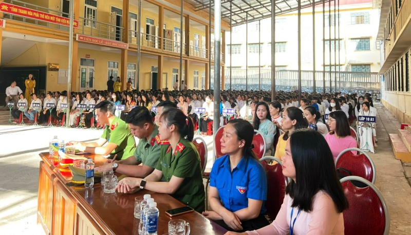 Cán bộ huyện đoàn, Công an cùng tham gia tuyên truyền phổ biến giáo dục pháp luật cho học sinh Trường THPT Quan Sơn (Thanh Hóa). Ảnh: Văn Phúc.
