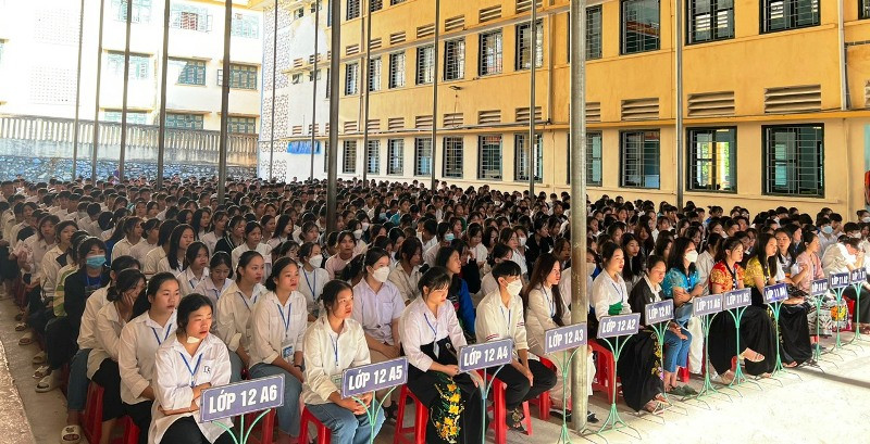 Hàng trăm học sinh Trường THPT Quan Sơn (Thanh Hóa) tham gia buổi ngoại khóa về phổ biến giáo dục pháp luật. Ảnh: Văn Phúc.