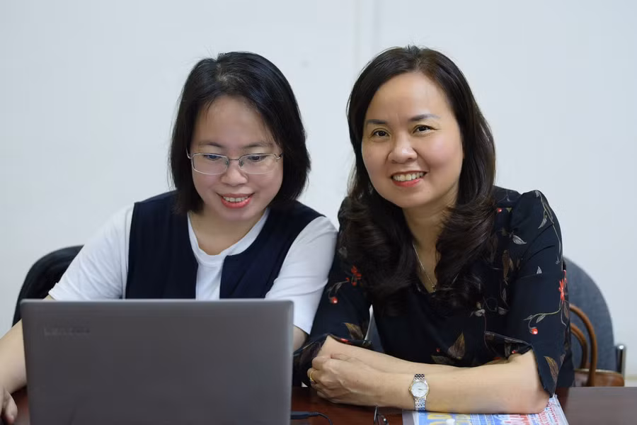 Cô Trần Hải Yến (bên phải) giao lưu cùng độc giả báo GD&amp;TĐ tại điểm cầu Hà Nội