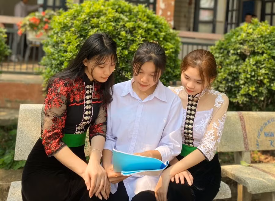 Học sinh trường THPT Thanh Nưa tranh thủ phút giải lao để trao đổi kiến thức. Ảnh: NTCC