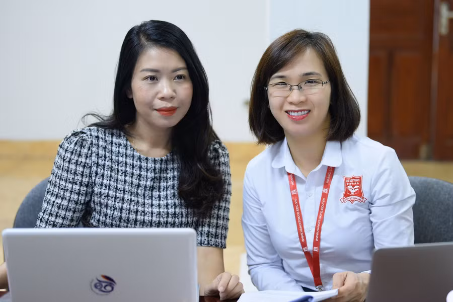 Cô Đào Thị Thu Trang (bên phải) chia sẻ thông tin cùng độc giả Báo GD&amp;TĐ tại điểm cầu Hà Nội