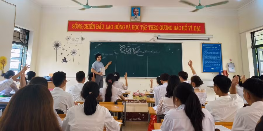 Cô Nguyễn Thị Vân mong muốn học sinh THPT Thanh Nưa sẽ vượt lên chính mình để có kết quả thi cao nhất. Ảnh NTCC