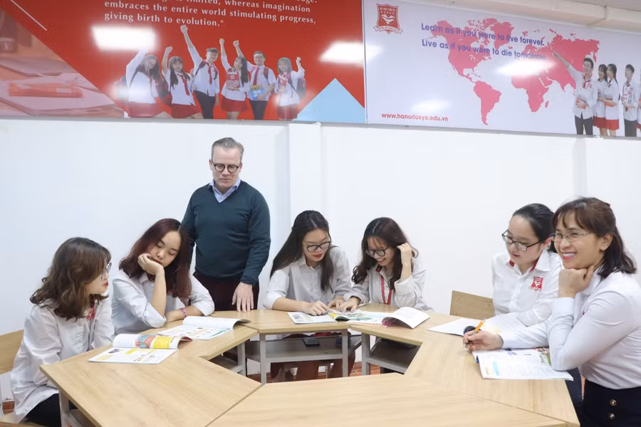Giờ học tiếng Anh với giáo viên nước ngoài của học sinh trường THPT Hoàng Long. Ảnh: NTCC