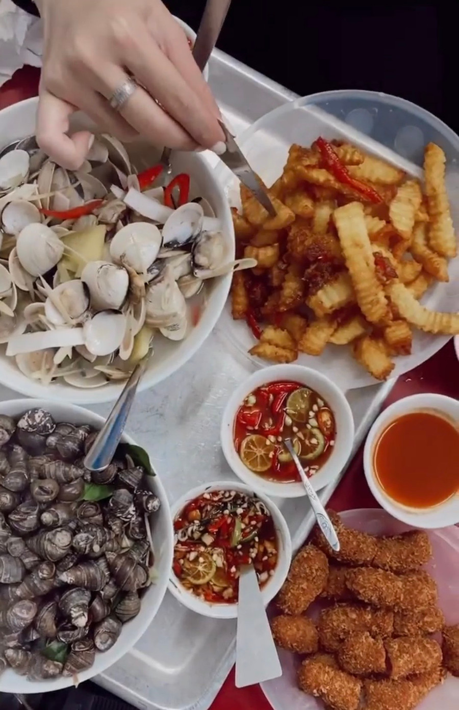 Ngoài ốc ra, quán còn có ngao hấp, nem chua rán, cút lộn xào me.