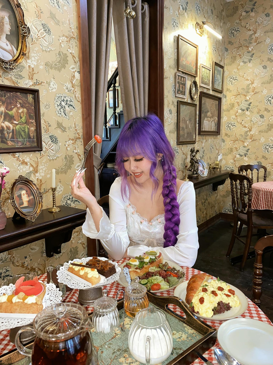 Quán phục vụ đa dạng từ trà, bánh đến các món mặn kiểu Tây.