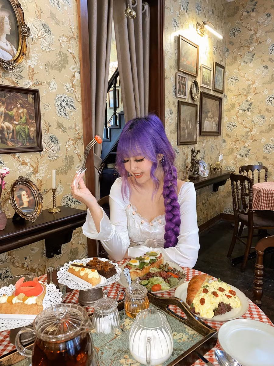 Quán phục vụ đa dạng từ trà, bánh đến các món mặn kiểu Tây.