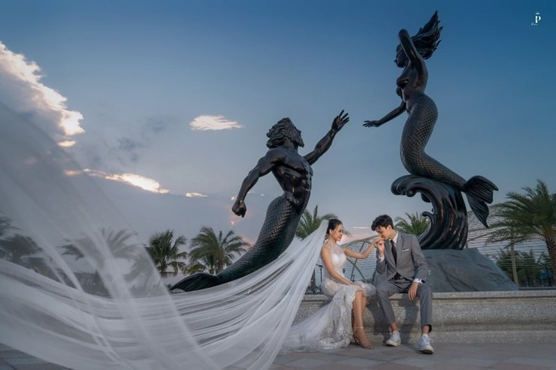 Rất nhiều cặp đôi còn tới đây để chụp hình cưới. Rất nhiều cặp đôi còn tới đây để chụp hình cưới.