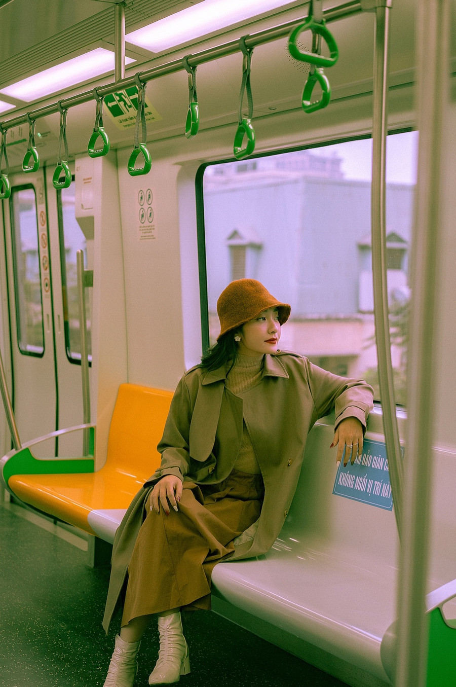 Bên trong toa tàu với những góc chụp độc lạ, chỉ cần tạo dáng nhẹ bạn đã có một tấm ảnh đẹp. Bên trong toa tàu với những góc chụp độc lạ, chỉ cần tạo dáng nhẹ bạn đã có một tấm ảnh đẹp.