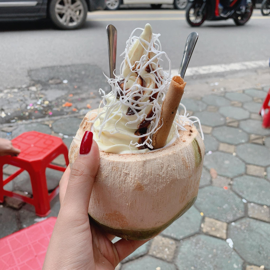 Ngoài caramen, kem dừa cũng quán cũng siêu ngon.