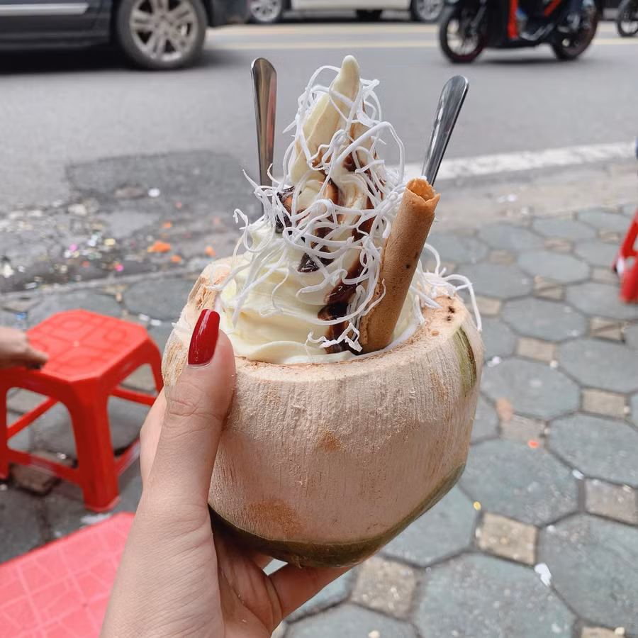 Ngoài caramen, kem dừa cũng quán cũng siêu ngon.