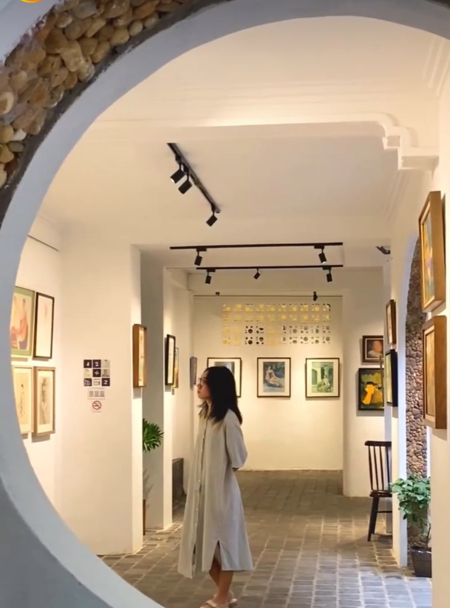 Quán cũng trưng bày rất nhiều tác phẩm nghệ thuật đậm nét Hà Nội.