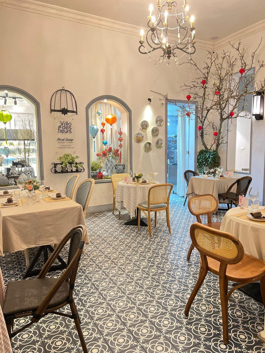 Bên trong thì ấm cúng, rất thích hợp để đi nhóm bạn đông người.