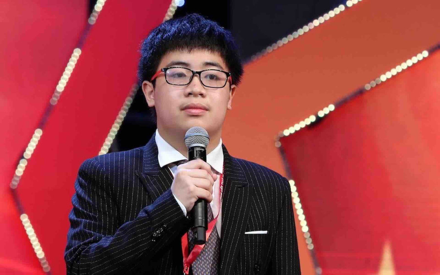 Ngô Quý Đăng (sinh năm 2004, cựu học sinh trường THPT Chuyên Khoa học Tự nhiên). Ngô Quý Đăng (sinh năm 2004, cựu học sinh trường THPT Chuyên Khoa học Tự nhiên).